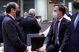 Premier Rutte (r.) en president Nicos Anastasiades van Cyprus. De Kamer wilde dat Rutte Cyprus zou oproepen om het blokkeren van sancties tegen Wit-Rusland per direct op te heffen. beeld EPA, Olivier Hoslet