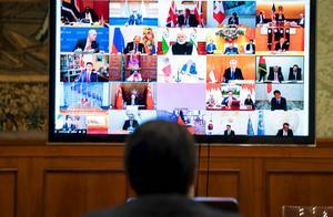 De Italiaanse minister Gisuseppe Conte, donderdag tijdens een buitengewone videoconferentie met leiders van de G20 over de coronacrisis. beeld AFP, Palazzo Chigi Press Office