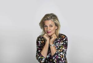 Annejet van der Zijl: „Ik schrijf allereerst omdat ik zelf antwoorden op mijn vragen wil hebben.” beeld Anja van Wijgerden