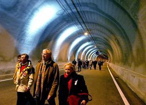 Wandelaars in de Westerscheldetunnel tijdens de opening ervan in 2003. beeld ANP, Ed Oudenaarden