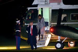 De Amerikaanse president Donald Trump bij terugkeer in Washington, donderdag. beeld EPA, Erin Schott