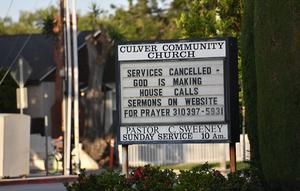 Ook deze kerk in de Amerikaanse staat Californië houdt haar deuren gesloten ten tijde van de coronacrisis. ​President Trump riep gouverneurs ertoe op om kerken toestemming te geven hun deuren weer te openen, maar veel kerken vinden zijn oproep prematuur.  beeld AFP, Chris Delmas