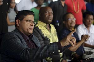 De nieuwe president van Suriname, Chandrikapersad Santokhi (l.) in Paramaribo. beeld ANP, Ranu Abhelakh