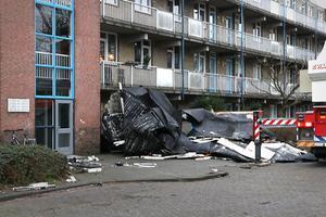 In Emmeloord woei een deel van het dak van een flat eraf. beeld ANP
