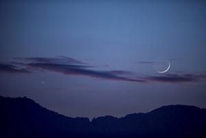 „Er rijden drie karretjes rond op Mars (de vierde is onderweg) op zoek naar sporen van leven, maar een teken van leven op de rode planeet is er nog niet.” Foto: op 29 oktober 2019 waren in Kathmandu (Nepal) de maan (rechts) en de planeet Mars (links) te zien. beeld EPA, Narendra Shrestha