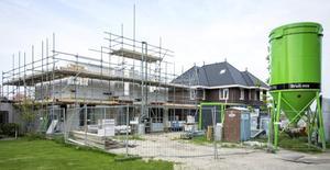 De woningproductie zal de komende twee jaar vermoedelijk met 5.000 tot 10.000 woningen op jaarbasis zal afnemen. beeld ANP, Lies van Lexhout