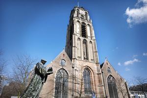 „Over economische onderwerpen had Erasmus weinig te melden, ook niet in zijn theologische en politieke geschriften.” Foto: standbeeld van Erasmus voor de Rotterdamse Laurenskerk. beeld RD, Henk Visscher
