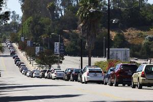 Automobilisten in de rij voor een coronatest in Los Angeles, Californië. beeld AFP, Mario Tama