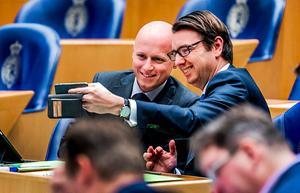 Twee D66'ers en een smartphone in de Tweede Kamer. beeld ANP
