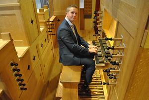 Organist Dirk Jan Versluis. beeld Aad de Ligt