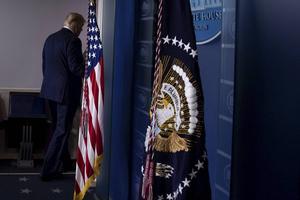 Diverse tv-stations onderbraken donderdagavond de speech van Trump. beeld AFP, Brendan Smialowski