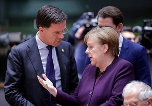 Premier Rutte (l.) in gesprek met bondskanselier Merkel. beeld EPA