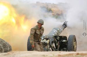 Een Armeense militair vuurt zware granaten af op stellingen van Azerbeidzjan. beeld EPA