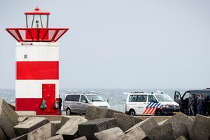 Hulpdiensten en een lijkwagen bij het Noordelijk Havenhoofd in Scheveningen. beeld ANP, Sem van der Wal