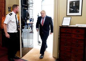 Premier Johnson keerde maandag weer terug op zijn werk, na enkele afwezigheid door corona. beeld EPA, ANDREW PARSONS