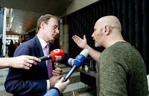Snel spreekt met gedupeerde inzake kinderopvangtoeslagen, beeld ANP, Robin van Lonkhuijsen.