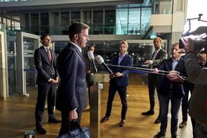 Premier Rutte en minister Hoekstra van Financiën na afloop van een extra coalitieoverleg over het nieuwe steunpakket voor bedrijven. beeld ANP, Phil Nijhuis