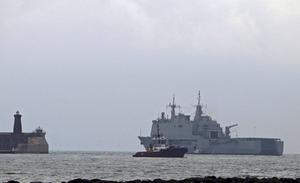 De Spaanse marine surveilleert vanuit de haven van Melilla de wateren rond Ceuta om daar migranten op zee op te pikken.  beeld EPA