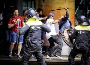 De overheid stuurt politiemensen op pad om de hete kolen uit het vuur te halen. Foto: demonstranten zoeken afgelopen zondag de confrontatie met de politie in Den Haag. ANP, Robin van Lonkhuijsen