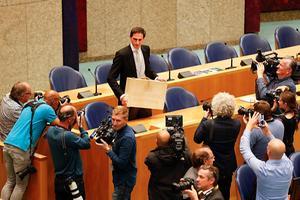 Minister Wopke Hoekstra van Financien presenteert op Prinsjesdag 2019 in de Tweede Kamer het koffertje met de rijksbegroting en miljoenennota. beeld ANP, REMKO DE WAAL