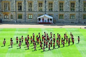 De Welsh Guards brengen in de zogenoemde quadrangle - vierhoek - een militair saluut ter gelegenheid van de officiële viering van de verjaardag van de 94-jarige Britse vorstin Elizabeth. beeld AFP