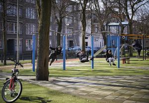 Kinderen wel of niet buiten laten spelen; daarover verschillen de meningen. De ene ouder laat zijn kinderen wel buitenspelen, de ander houdt ze binnen. beeld ANP, Phil Nijhuis