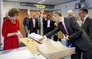 Staatssecretaris Blokhuis krijgt in Barneveld uitleg van een medewerkster van het consultatiebureau. beeld ANP, Robin van Lonkhuijsen
