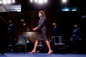 Kandidaat-opperrechter Amy Coney Barrett op weg naar een volgend verhoor in de Amerikaanse Senaat. beeld AFP