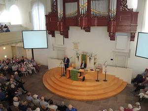 Foto: In Bedum werd in juli 2017 een avond gehouden voor vrijgemaakt gereformeerden die het niet eens zijn met de besluiten van de generale synode van de Gereformeerde Kerken vrijgemaakt (GKV) over de vrouw in het ambt en de toenadering tot de Nederlands Gereformeerde Kerken (NGK). De avond was georganiseerd door en stond onder leiding van de emeritus predikanten ds. H. G. Gunnink en ds. H. W. van Egmond. Er waren zo'n 600 belangstellenden aanwezig. beeld RD