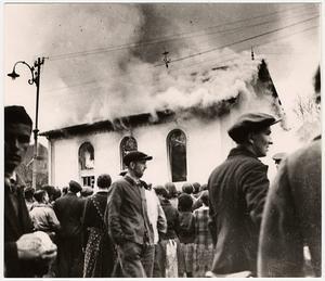 Omwonenden van een plaatsje in de omgeving van Frankfurt kijken gedurende de Kristallnacht toe terwijl de synagoge afbrandt. De brandweer voorkomt dat het vuur overslaat naar een naburige woning maar doet geen moeite om de schade aan de synagoge te beperken. beeld USHMM, Trudy Isenberg