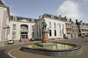 Standbeeld van Willem Lodewijk voor het Stadhouderlijk Hof in Leeuwarden. De stadhouder en zijn vrouw woonden hier. In 1603 werd het naburige Dekamahuis aan het complex toegevoegd. Later is het Stadhouderlijk Hof nog meermalen drastisch verbouwd.  beeld RD, Anton Dommerholt