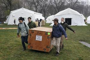 Medewerkers van de christelijke organisatie Samaritan’s Purse zetten zondag nabij een ziekenhuis in New York een noodhospitaal op.  Beeld EPA, Bryan R. Smith