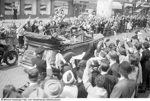 Koningin Wilhelmina kreeg een enthousiast onthaal toen ze na ruim vijf jaar terugkeerde in Den Haag. beeld NFA
