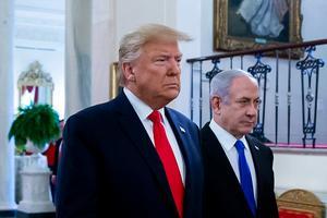 De Amerikaanse president Trump presenteerde dinsdag in aanwezigheid van de Israëlische premier Netanyahu zijn langverwachte vredesplan voor het Midden-Oosten. beeld EPA