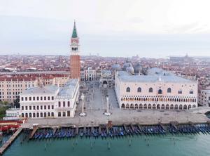Normaal is het in Venetië een komen en gaan van gondeliers die toeristen door de kanalen van de stad navigeren. EPA, Fabio Muzzi