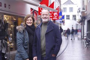 Roland Goovers (r.) en Charlotte Thissen lanceerden het platform Zo Goes om Goese winkeliers over het voetlicht te brengen. beeld Van Scheyen Fotografie