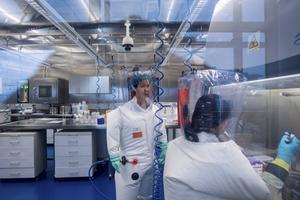 Virologe Shi Zhengli (links) in haar lab in Wuhan. beeld AFP, Johannes Eisele