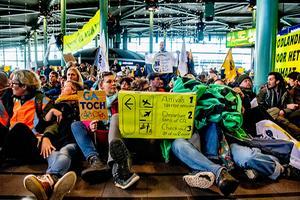 Demonstranten zijn van plan 24 uur op de luchthaven te blijven. beeld ANP