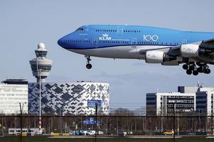 „Te midden van het grote financiële geweld speelde er een principiële discussie over de regels die KLM hanteert over welke diensten zij wel verleent en welke zij juist niet verleent in een bepaalde loungeruimte.” beeld ANP, Robin van Lonkhuijsen