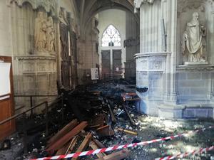 Schade na de brand in de kerk in Nantes. beeld AFP