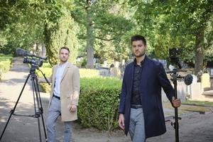 Elbert Overduin (r.) filmt uitvaarten met een speciale telefoon met liveverbinding. De grote camera bij Maurice Sonnemans (l.) wordt gebruikt voor trouwreportages. beeld Sjaak Verboom