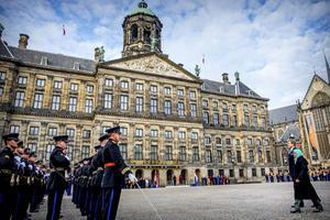 Koning Willem-Alexander gebruikt Paleis op de Dam voor de officiële ontvangst van buitenlandse gasten, zoals president Halimah Yacob van Singapore in november 2018. beeld ANP, Patrick van Katwijk