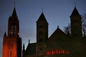 Ruim negentig Nederlandse kerken vroegen woensdag aandacht voor christenvervolging wereldwijd. De deelnemende kerken lieten hun kerkgebouwen daarbij rood oplichten. In Maastricht stonden de Sint-Janskerk (l.) en de Sint-Servaasbasiliek (r.) in de spotlights.  beeld ANP, Ramon Mangold