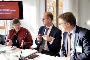 Ds. M. C. Batenburg (m.) als preses (voorzitter) van de generale synode van de Protestantse Kerk in Nederland, tijdens de najaarsvergadering 2019 in Doorn. Rechts in beeld zit scriba (secretaris) dr. R. de Reuver, links vicepreses diaken J. Galjaard. beeld RD, Anton Dommerholt
