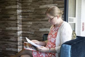 Froukje Hulsman begeleidt als redacteur bij De Banier schrijvers bij het schrijven van hun boek. beeld RD, Anton Dommerholt