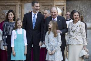 Het gezin van koning Felipe met zijn ouders. V.l.n.r.: Letizia, Sofia, Felipe, Leonor, Juan Carlos en Sofia. beeld AFP, Jaime Reina