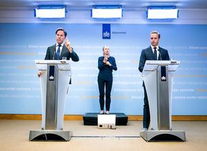 Premier Mark Rutte (L) en minister Hugo de Jonge van Volksgezondheid, Welzijn en Sport tijdens de persconferentie over de huidige stand van zaken omtrent corona in Nederland. beeld ANP