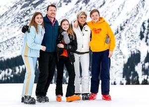 Eloise (links) met haar ouders, prins Constantijn en Laurentien, zus Leonore en broer Claus-Casimir. beeld ANP
