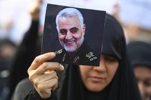 Portret van Qassem Soleimani. beeld AHMAD AL-RUBAYE / AFP