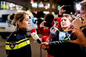 Politiewoordvoerster Marije Kuiper staat de media te woord in de Grote Marktstraat in Den Haag. Bij een steekpartij zijn drie mensen gewond geraakt. beeld ANP